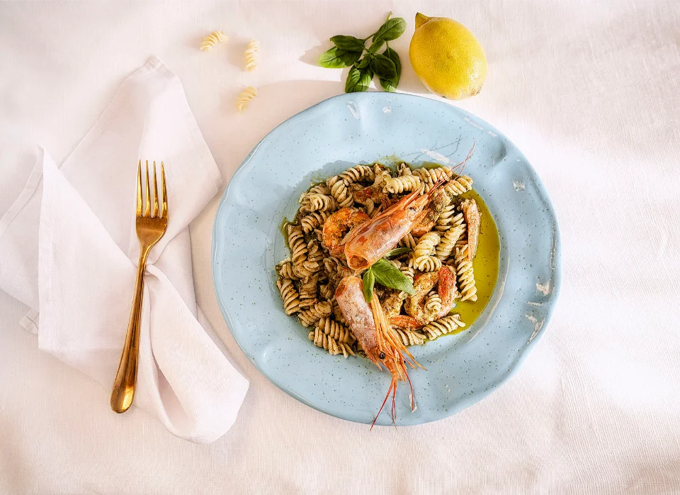 фусили с песто от шам фастък и скариди